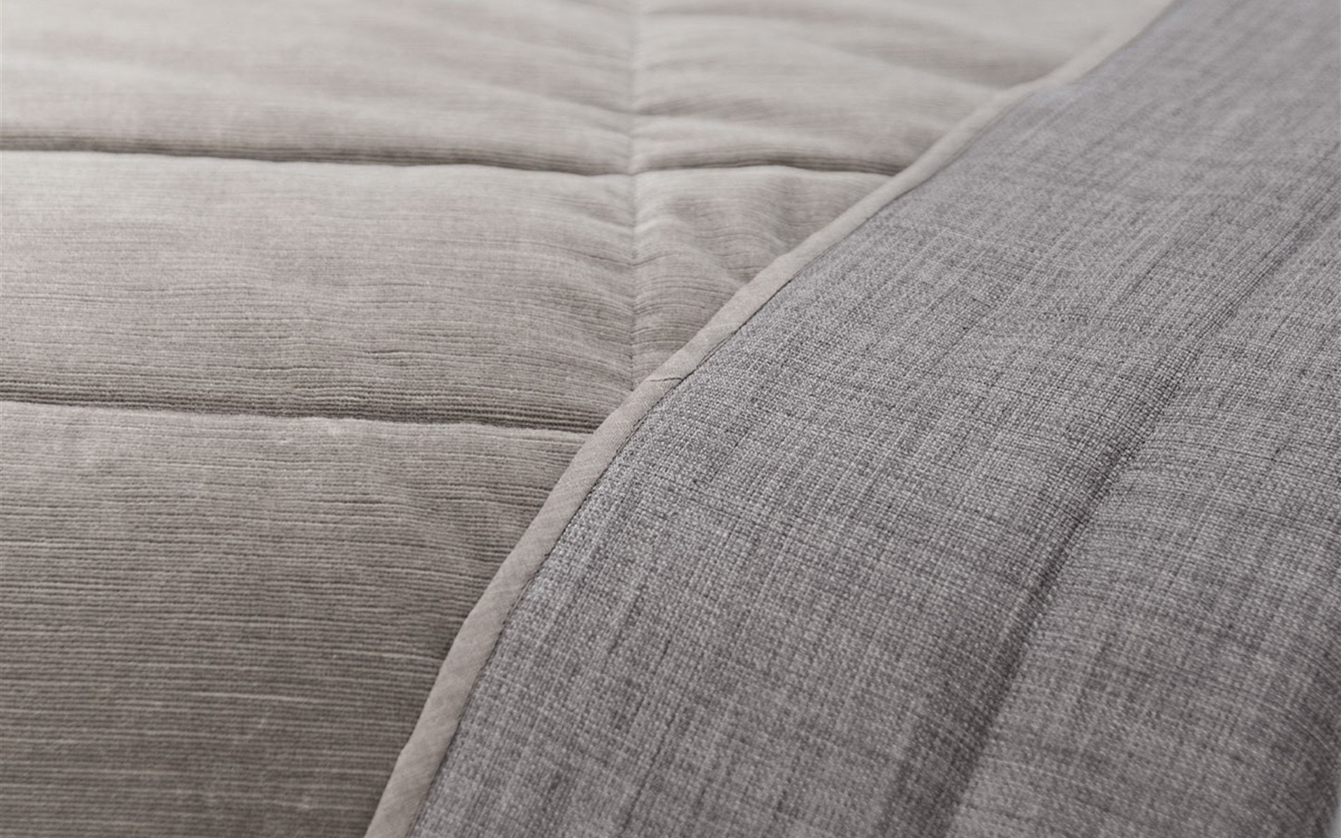 Mrs.Me bedendspread Hero Taupe vintage coated velvet detail1