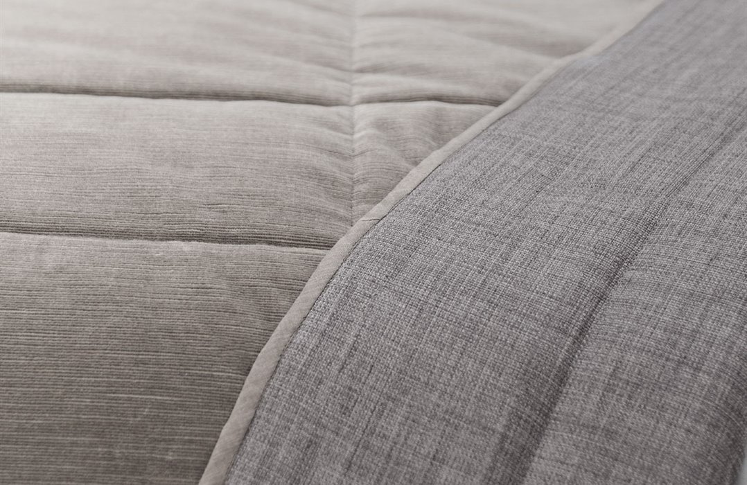 MrsMe bedendspread Hero Taupe vintage coated velvet detail1