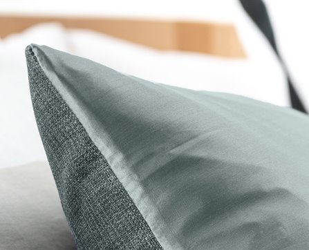 Mrs.Me home couture - cushion Echo Twilight detail1 WEBS