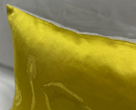 Mrs.Me home couture - cushion Fab GoldenYellow detail1 web