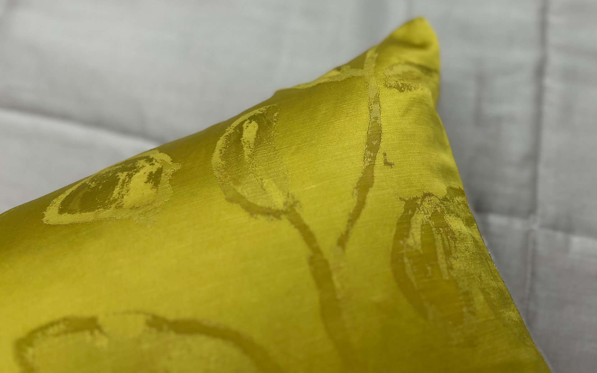 Mrs.Me home couture - cushion Fab GoldenYellow detail2 web