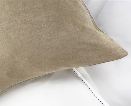 Mrs.Me Cushion Gentle LightCamel detail1 1920x1200