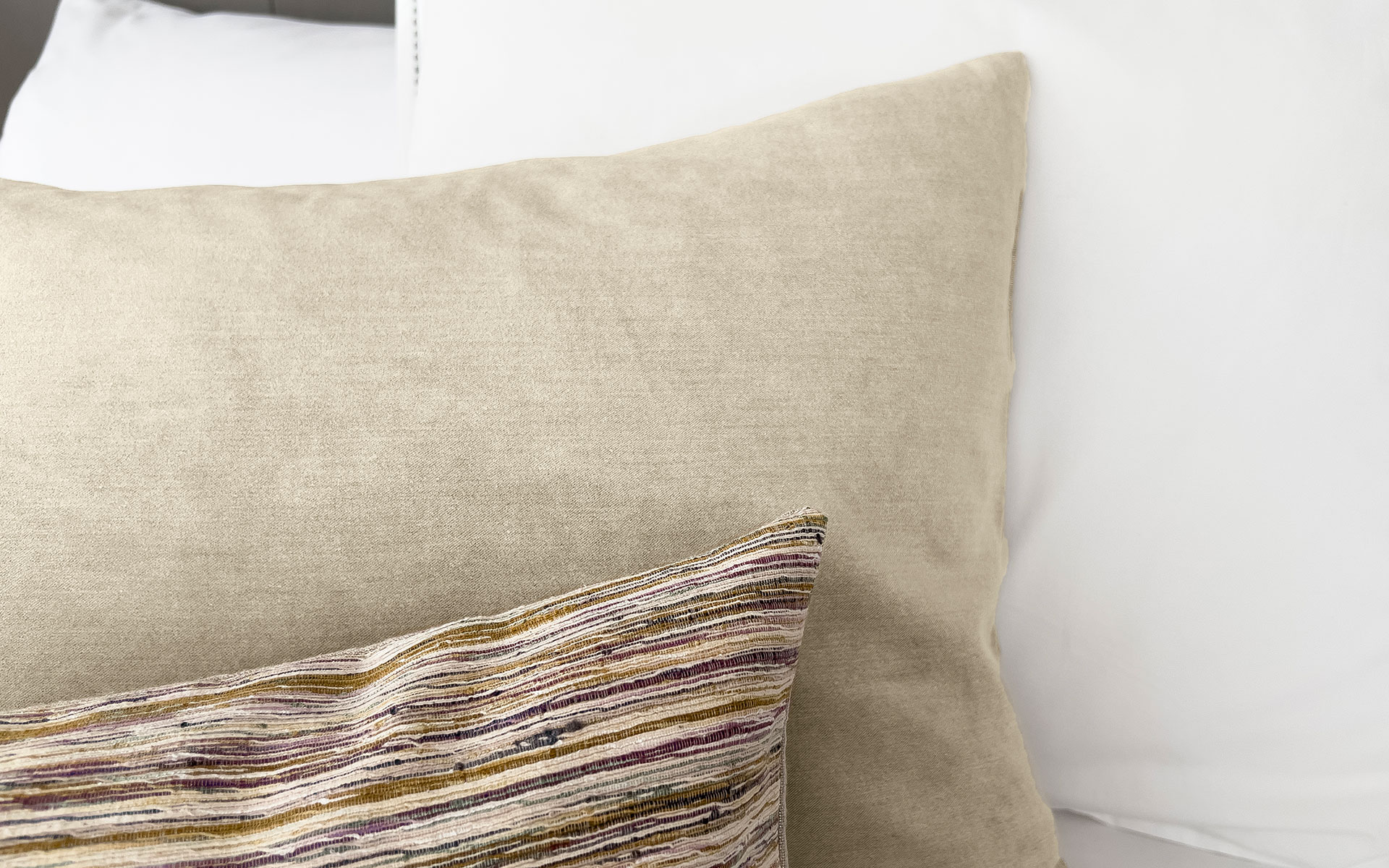 Mrs.Me home couture - Cushion Gentle LightCamel detail2