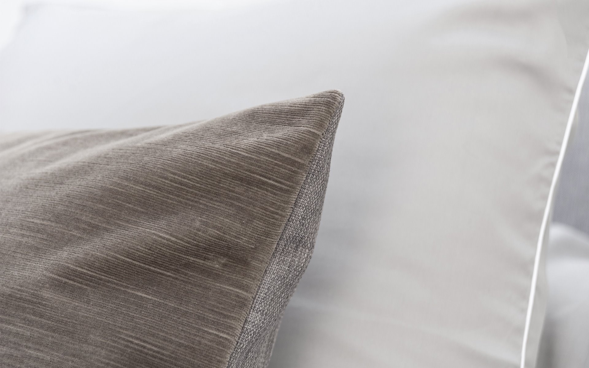 Mrs.Me cushion Hero Taupe vintage coated velvet detail 1920 x 1200