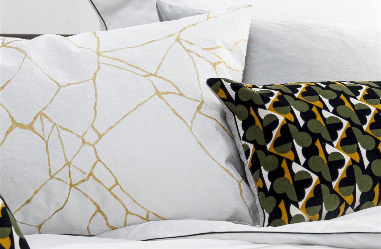 MrsMe-cushions-Cocoon-Noble-Clover-Kintsugi2-LR-new.jpg