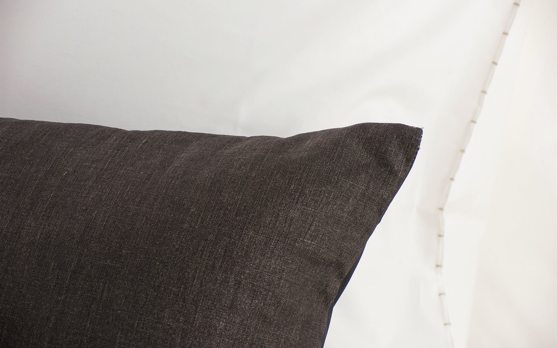 Mrs.Me cushion Nightfall Sepia detail1 LR