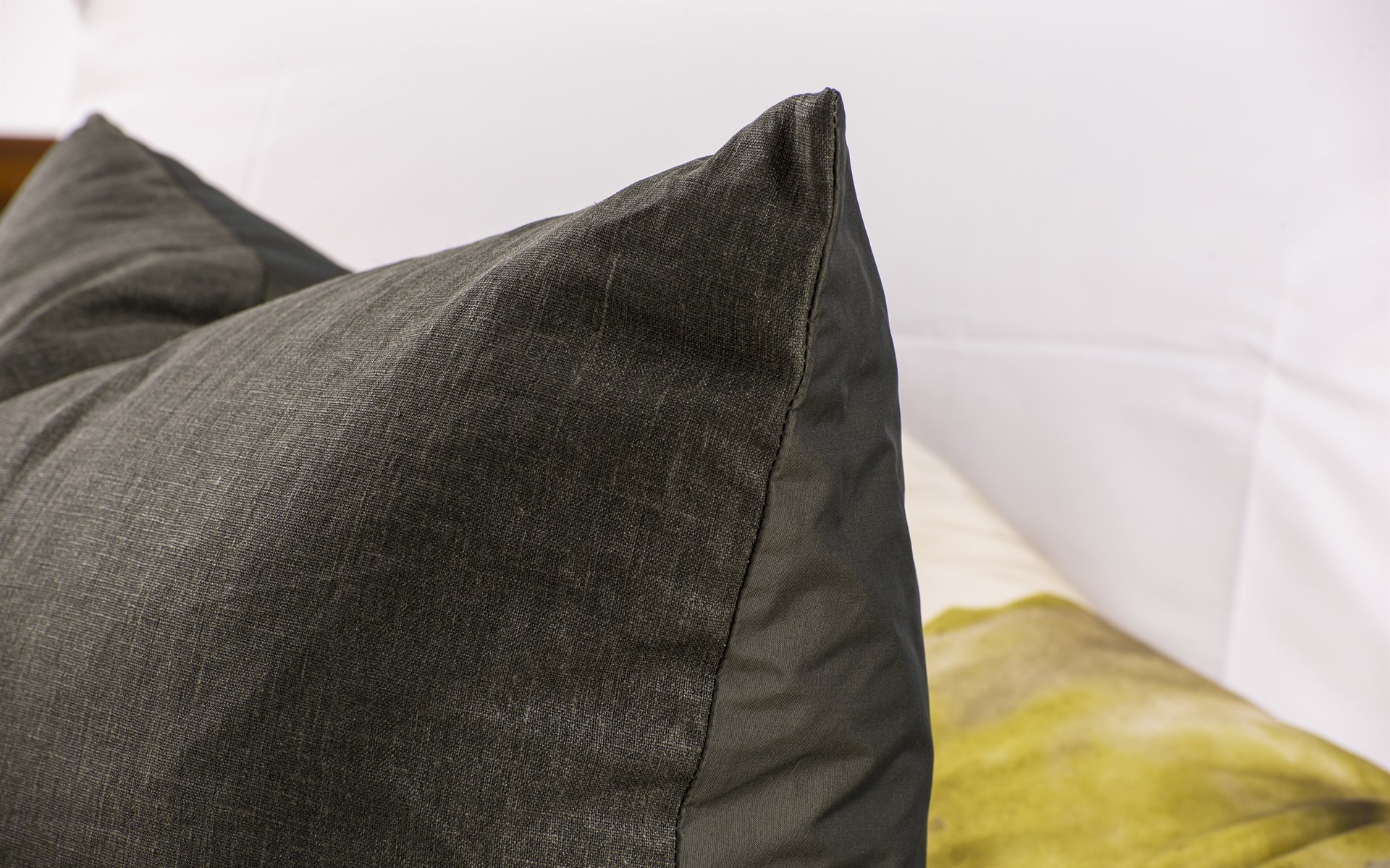 Mrs.Me cushion Nightfall Sepia detail2 LR