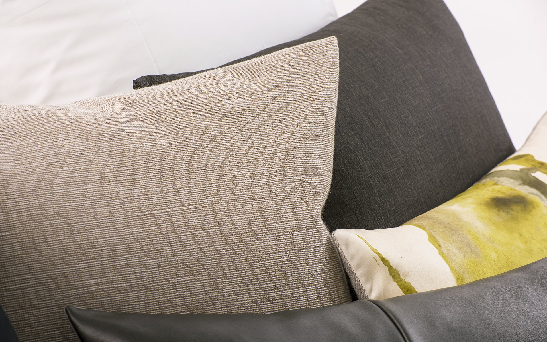 Mrs.Me cushion Raw Beige detail1 1920x1200