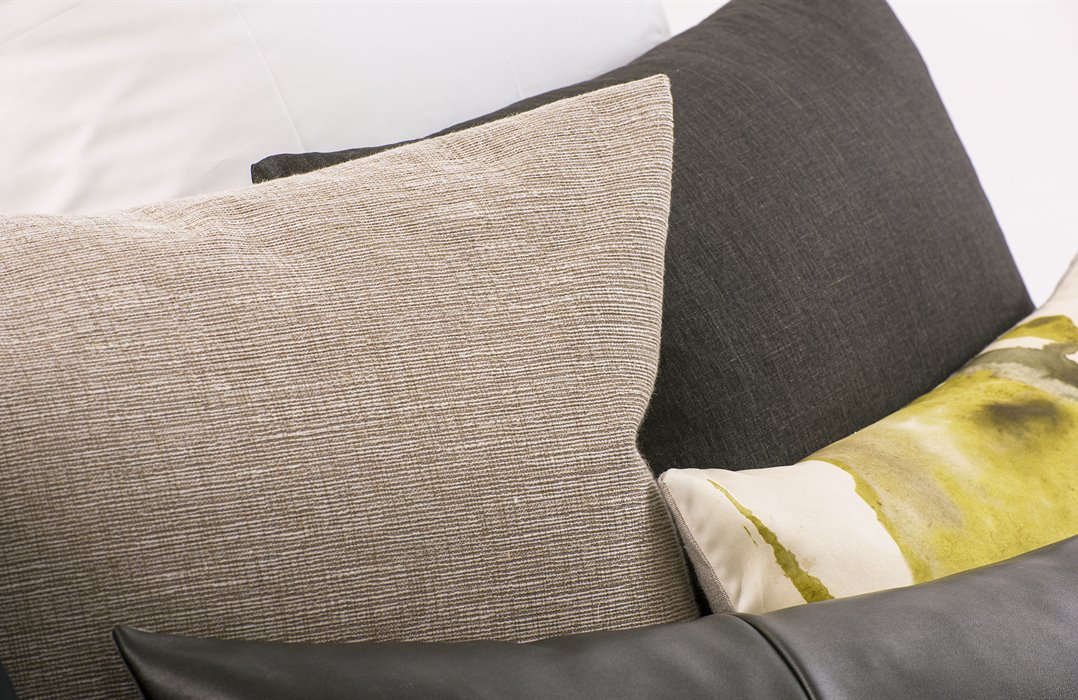 Mrs.Me cushion Raw Beige detail1 1920x1200