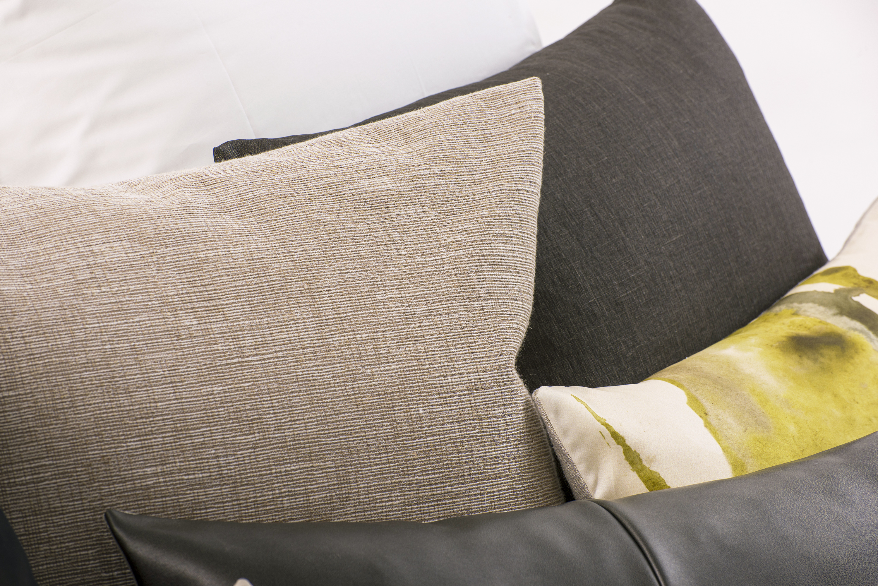 Mrs.Me home couture - cushion Raw Beige detail1 LR