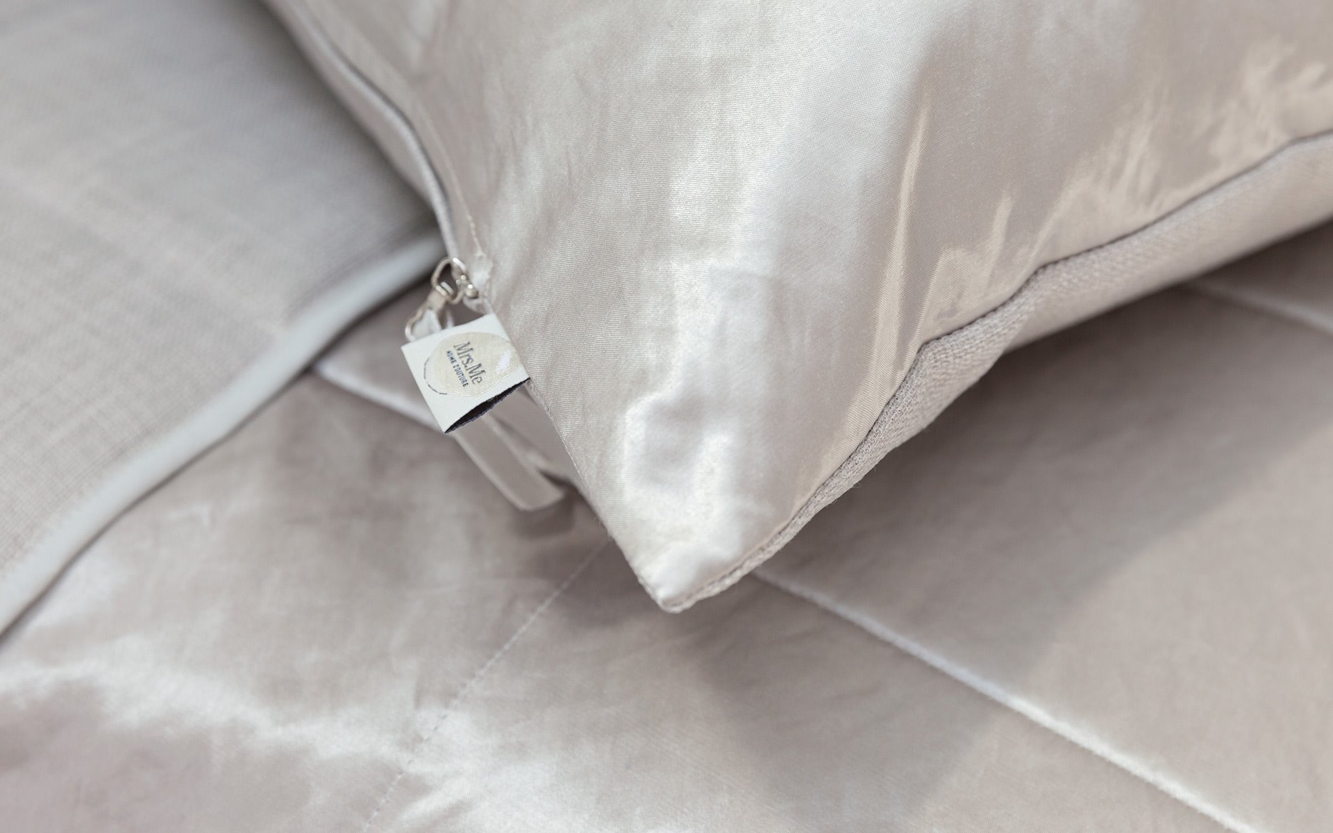 Mrs.Me Cushion Bedspread Sublime Sand detail 1920x1200