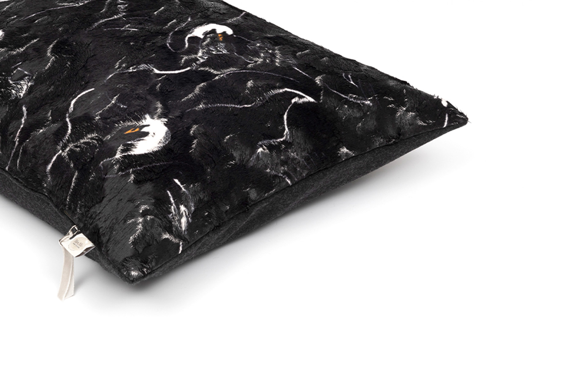 Mrs.Me home couture - cushion Swan Black details 1920 x 1200 1