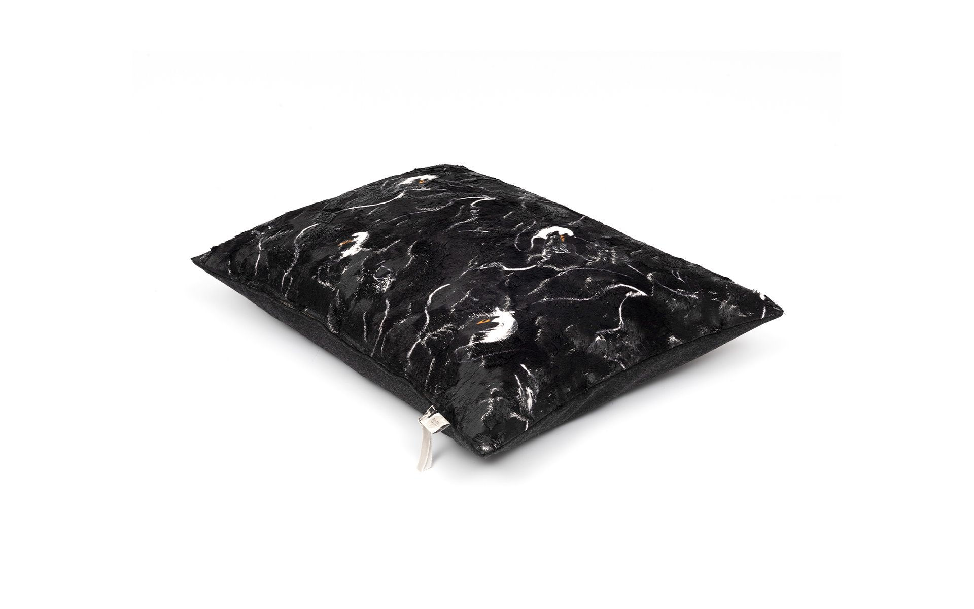 Mrs.Me cushion Swan Black printed velvet productoverview tiles 1920 x 1200